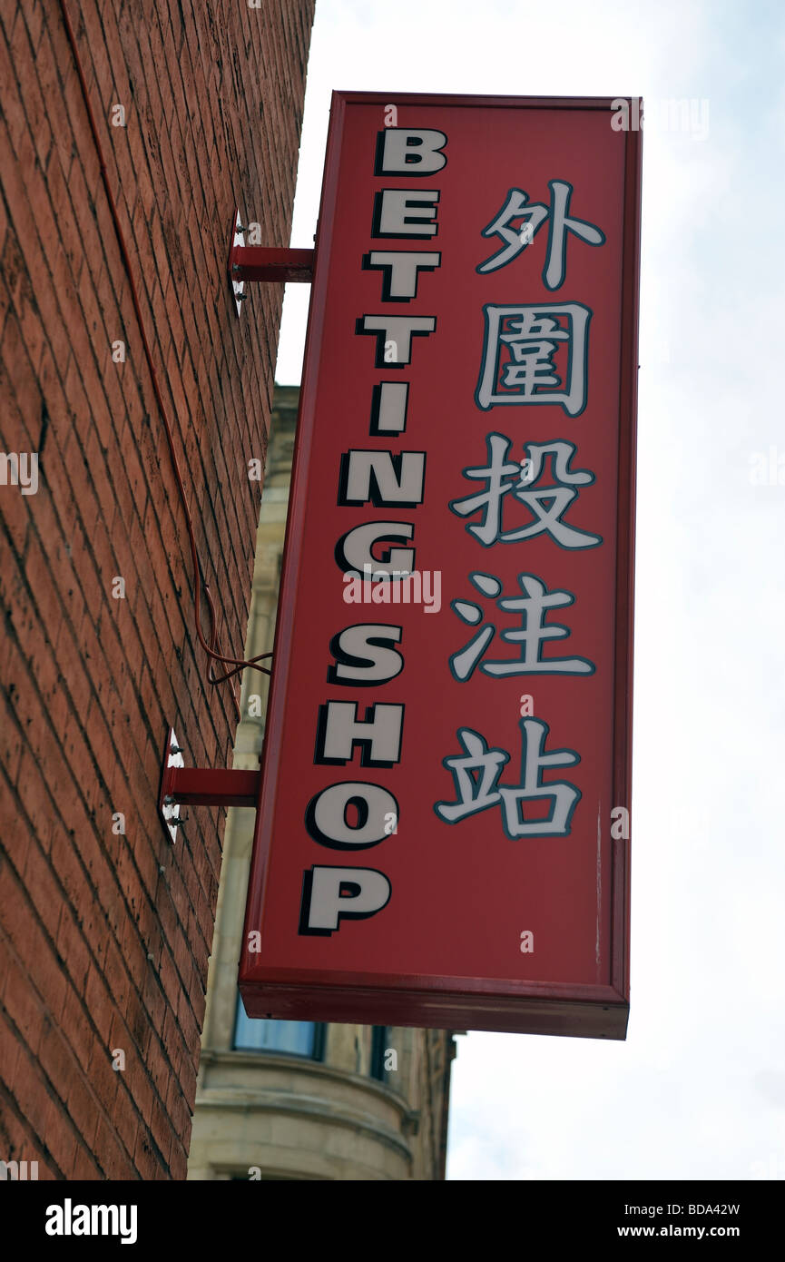 Sign in due lingue sono comuni nell'area di Chinatown di Manchester, Inghilterra. Foto Stock