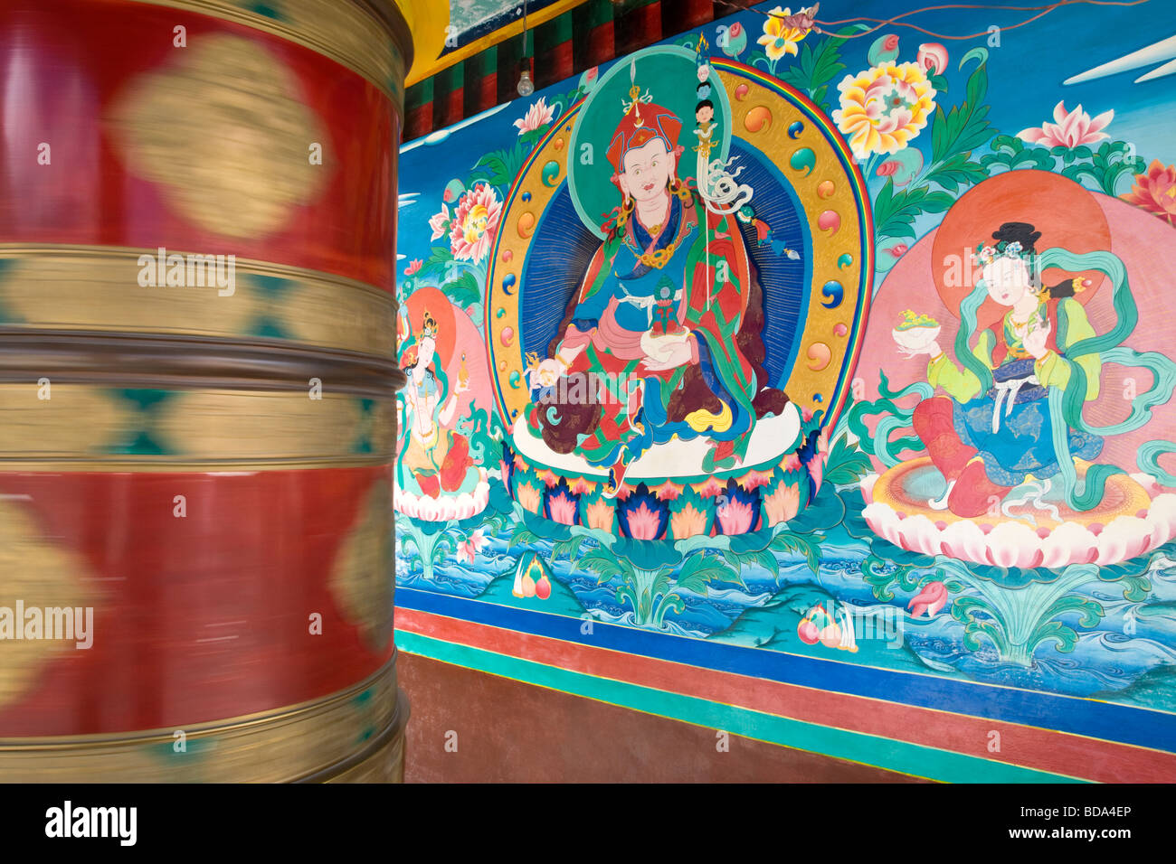 Pittura di Thangka e ruota di preghiera. Tangtse monastero. Ladakh. India Foto Stock