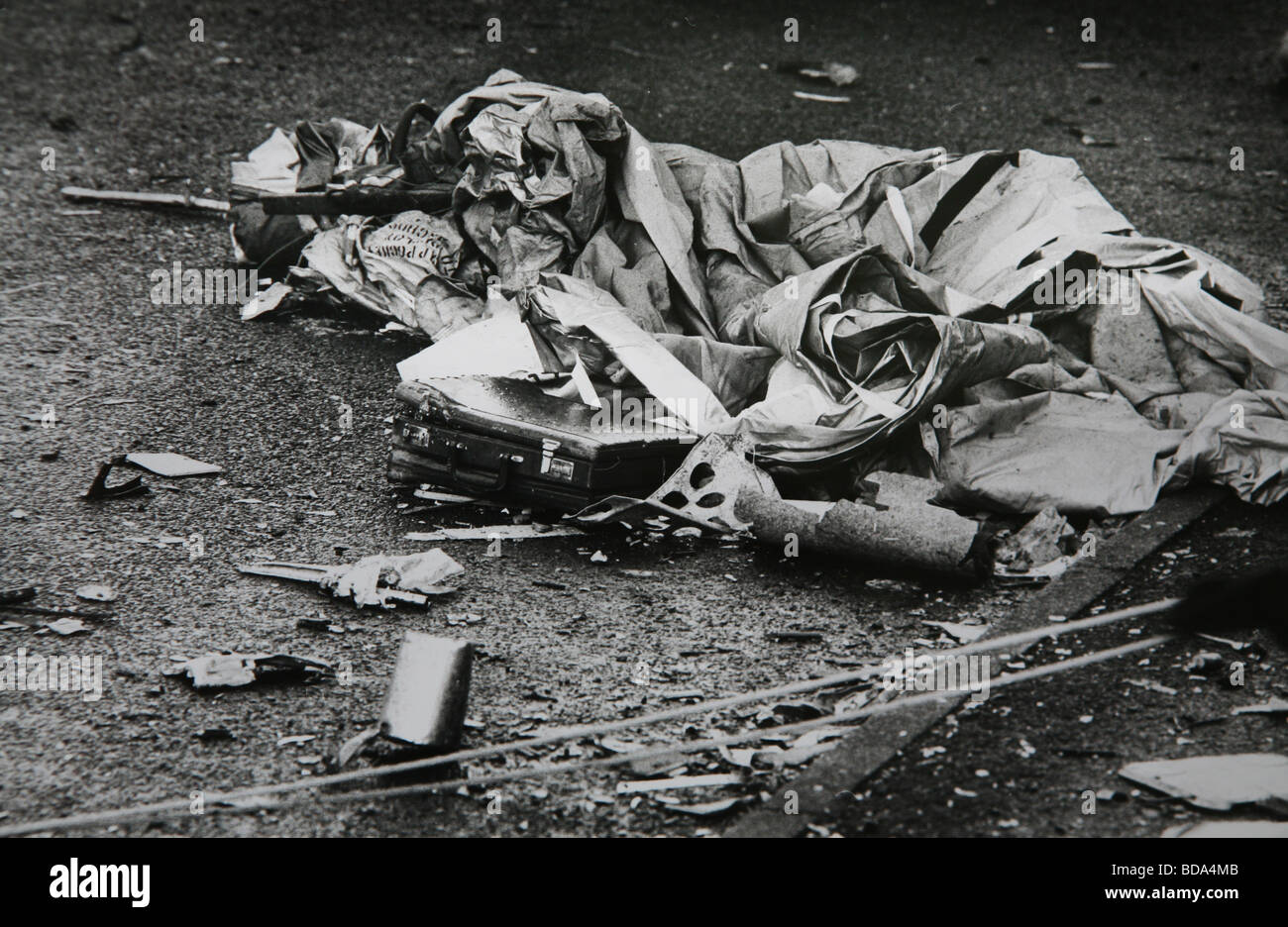 Una valigetta e altri detriti giaceva sul terreno a Lockerbie dopo il volo Pan Am 103 si è schiantato nella cittadina scozzese Foto Stock