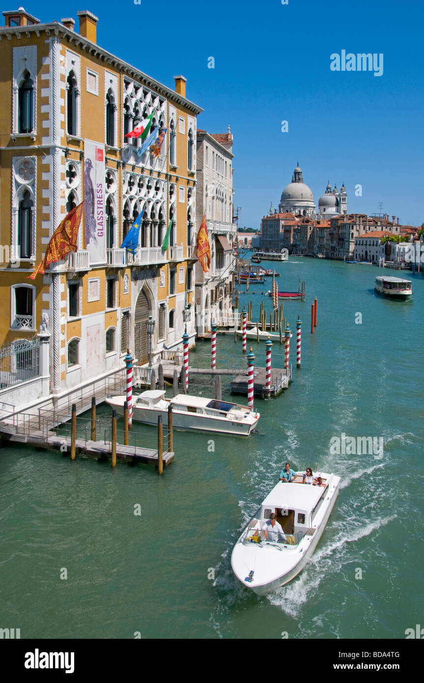 Venezia, Veneto, Italia. Chiesa di Santa Maria della Salute e il Canal Grande visto dal Ponte dell'Accademia. Barca Privata Foto Stock