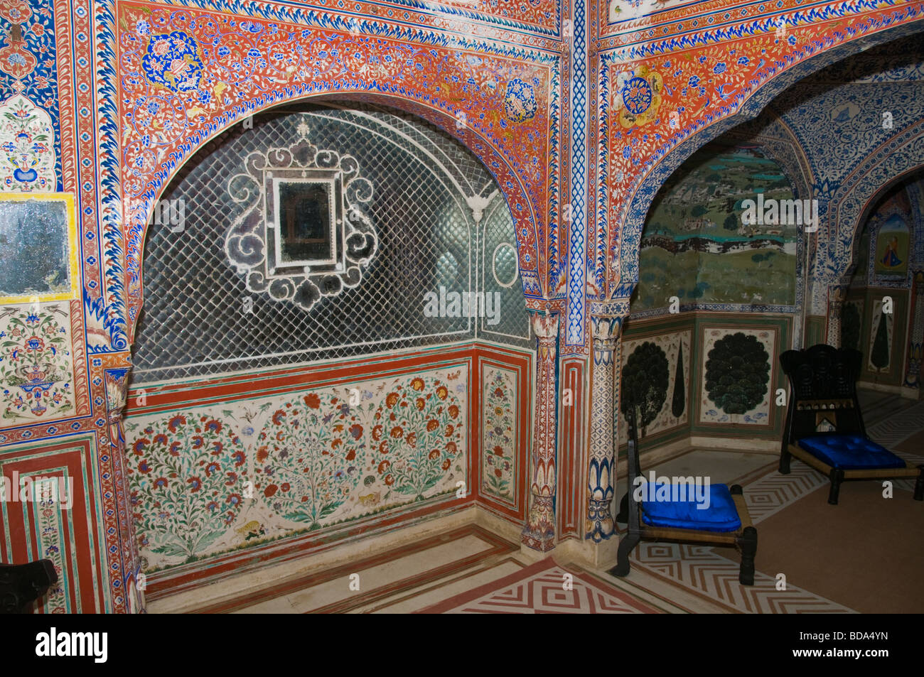 Samode Palace Hotel,Samode,vicino a Jaipur,sale decorativi,camere salotto raffiguranti scene di caccia di elaborare i cornicioni,Celings.Rajastan,l'India Foto Stock