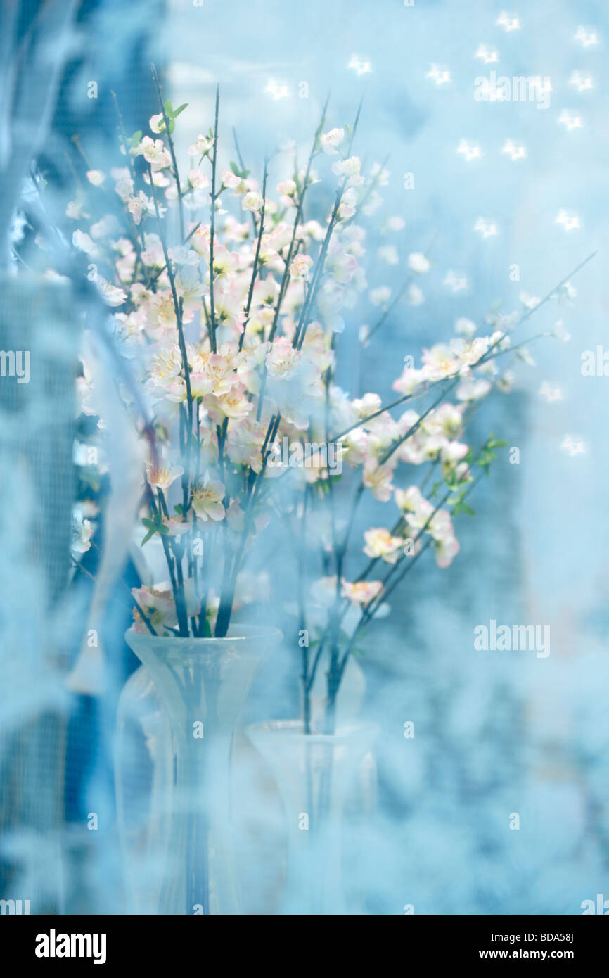 Ein Seidenblumenstrauss Kirschblueten mit Unschaerfen im Vordergrund un bouquet di seta fiore di ciliegio Foto Stock
