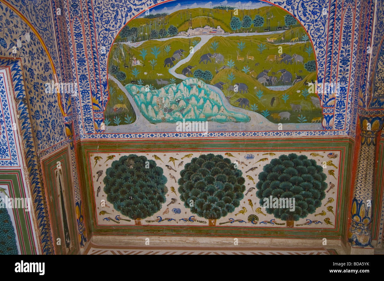 Samode Palace Hotel,Samode,vicino a Jaipur,sale decorativi,camere salotto raffiguranti scene di caccia di elaborare i cornicioni,Celings.Rajastan,l'India Foto Stock