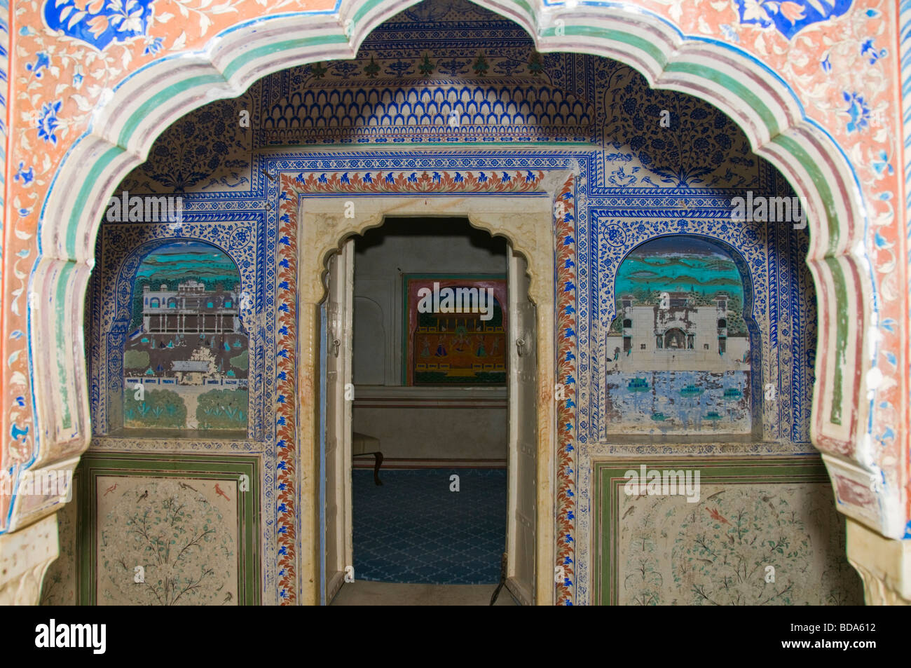 Samode Palace Hotel,Samode,vicino a Jaipur,sale decorativi,camere salotto raffiguranti scene di caccia di elaborare i cornicioni,Celings.Rajastan,l'India Foto Stock