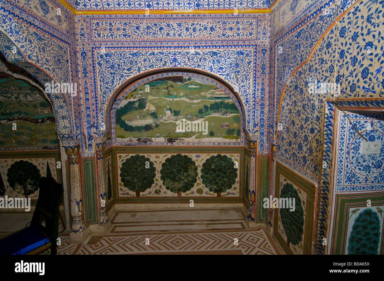 Samode Palace Hotel,Samode,vicino a Jaipur,sale decorativi,camere salotto raffiguranti scene di caccia di elaborare i cornicioni,Celings.Rajastan,l'India Foto Stock