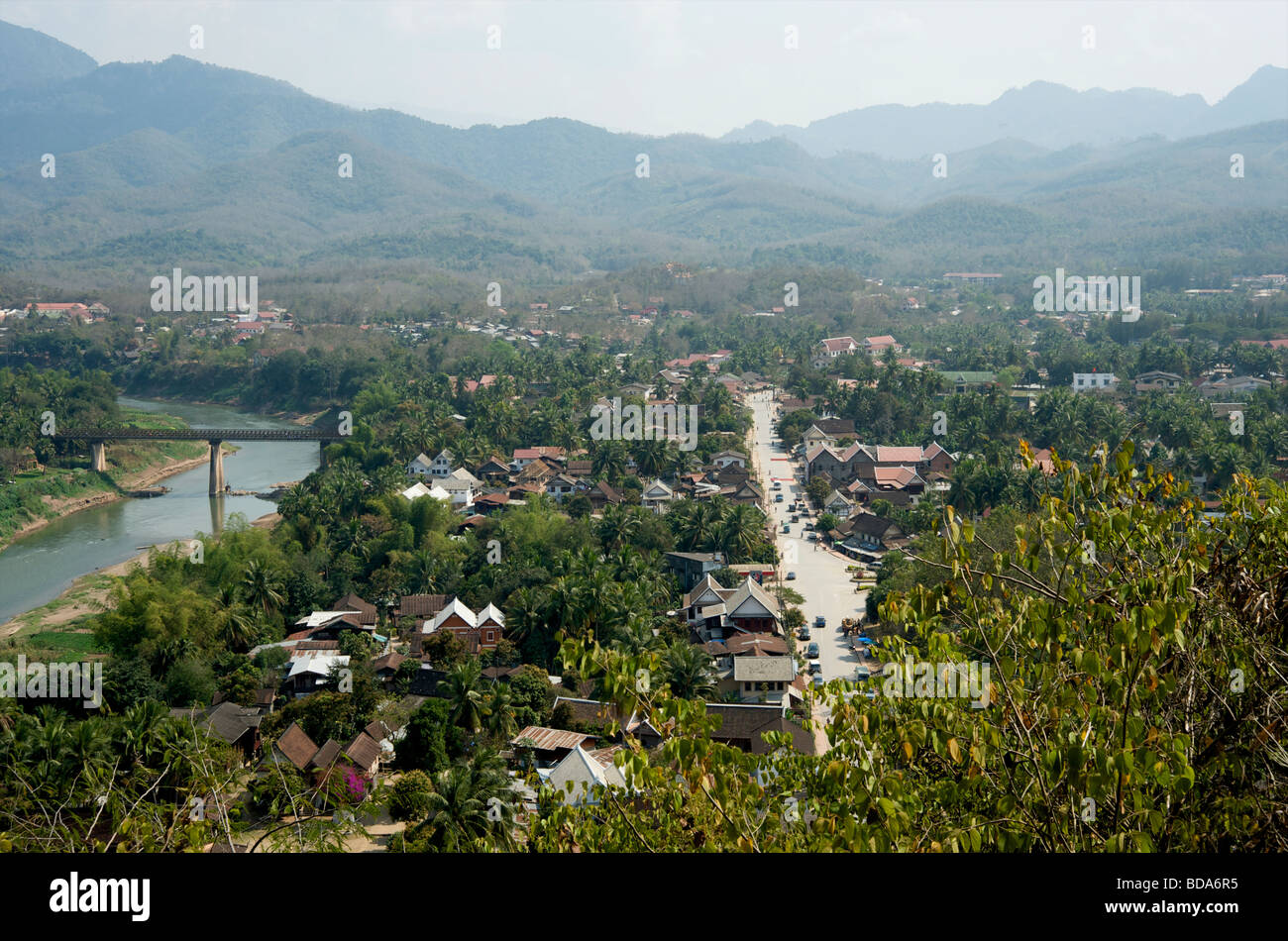 La vista dalla Collina di Phousi della vecchia capitale reale di Luang Prabang in Laos Foto Stock