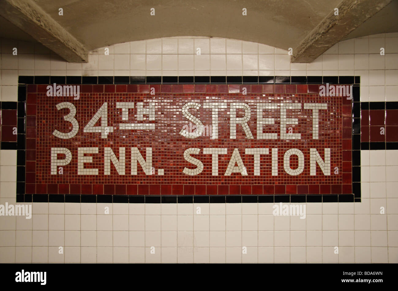 Mosaico colorato all'interno del 34th Street Pennsylvania La stazione della metropolitana di New York, Stati Uniti. Foto Stock