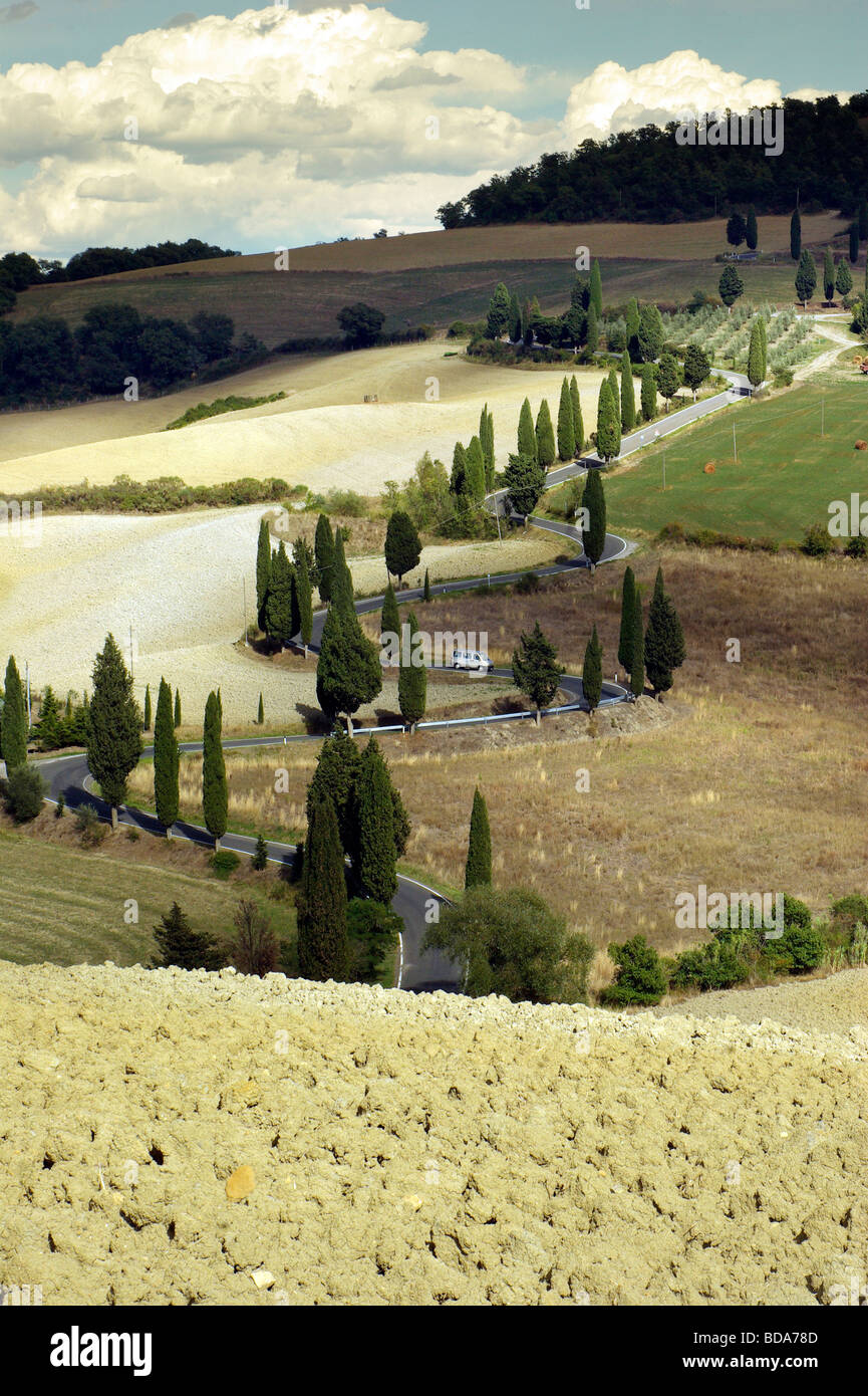 Strada tortuosa a zig zag immagini e fotografie stock ad alta ...