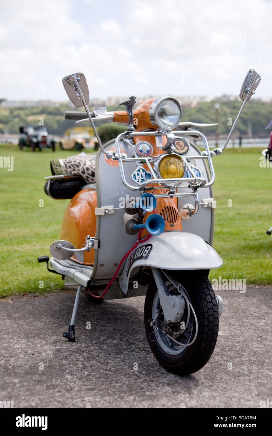 Originale di arancione e grigio Lambretta degli anni sessanta ciclo motore  in mostra con Chromes, Klaxon, specchi fari. 96823 Auto d'Epoca Foto stock  - Alamy