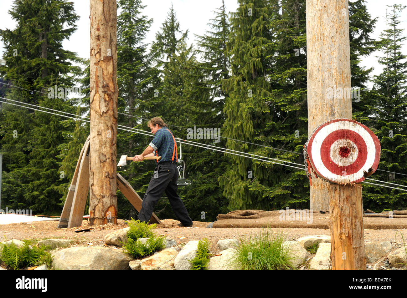 Lumberjack dimostrazione di registrazione su Grouse Mountain a Vancouver in British Columbia, Canada Occidentale Foto Stock