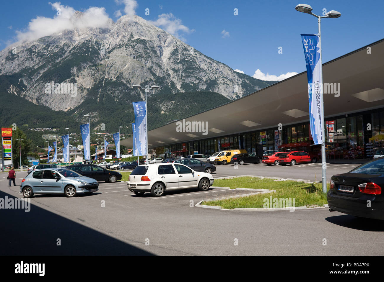 Fuori città shopping mall, Telfs, Innsbruck Land Tirolo Austria UE Foto Stock
