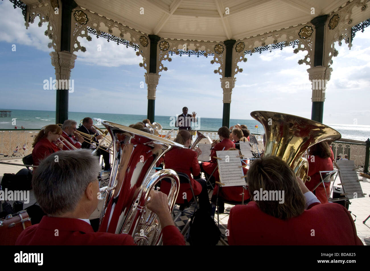 Una banda di ottoni dando un concerto su Brighton bandstand con il mare sullo sfondo. Foto Stock