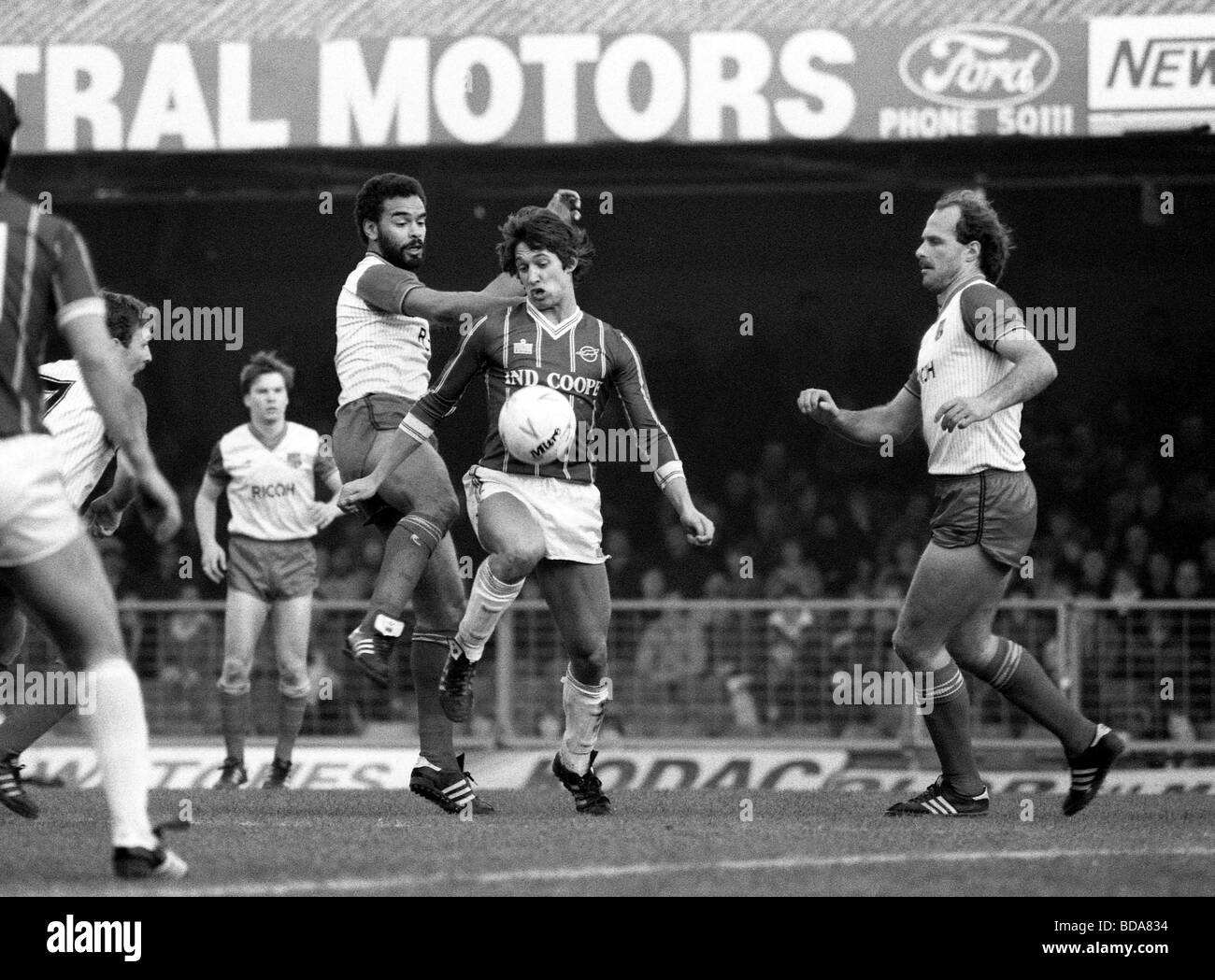 Il Leicester City V STOKE CITY 12 1 1985 Gary Lineker prende su George Berry e Paolo Dyson Foto Stock
