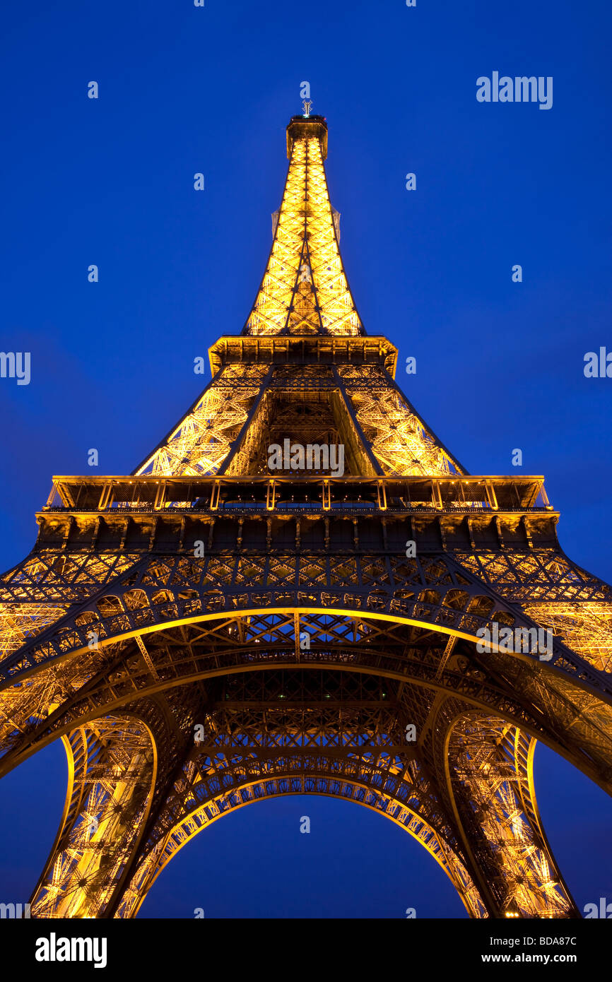 La torre Eiffel di notte, Parigi Francia Foto Stock