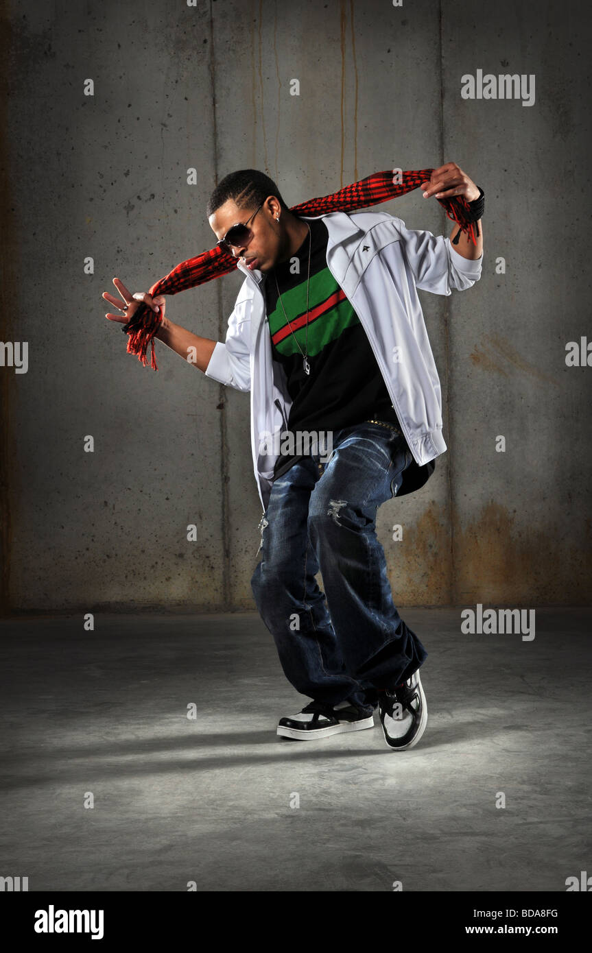 African American hip hop ballerino di eseguire su sfondo grunge Foto Stock