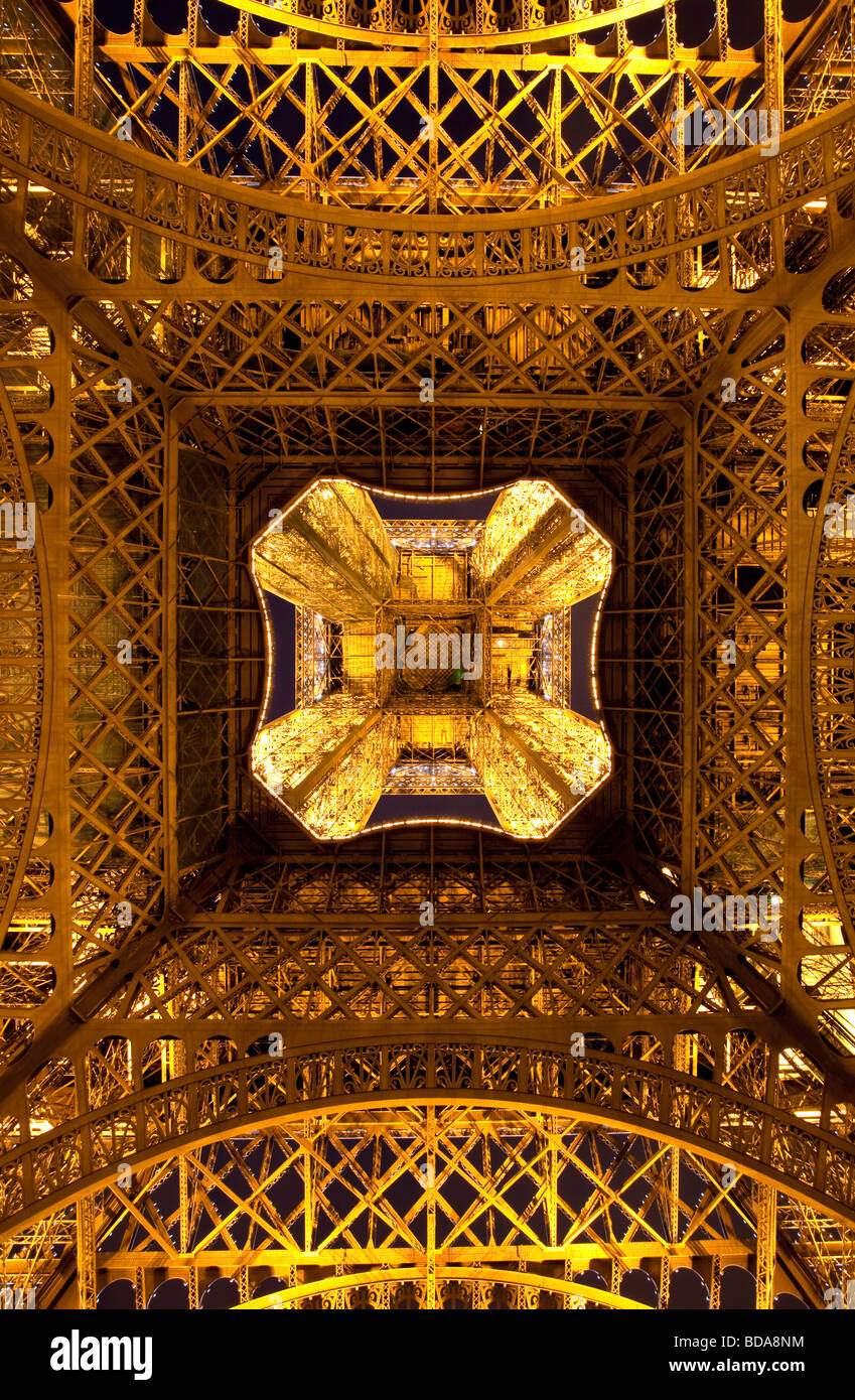 La torre Eiffel di notte, Parigi Francia Foto Stock