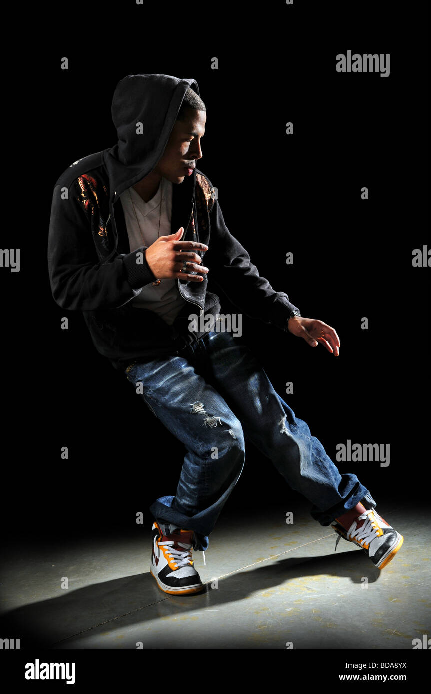 Hip hop dancer eseguendo con forte luce direzionale Foto Stock