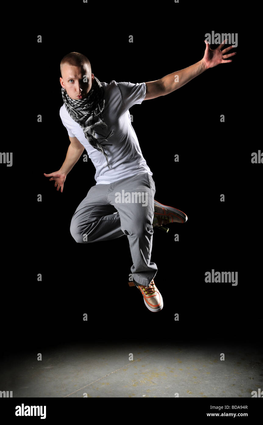 Hip hop ponticello ballerino su uno sfondo scuro Foto Stock
