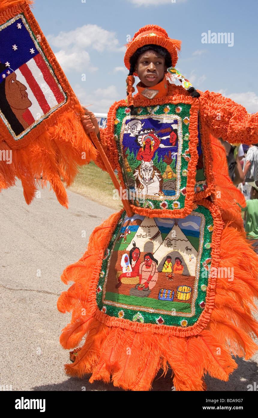 'Spyboy' per un Mardi Gras gruppo indiano. New Orleans Jazz & Heritage Festival. Foto Stock