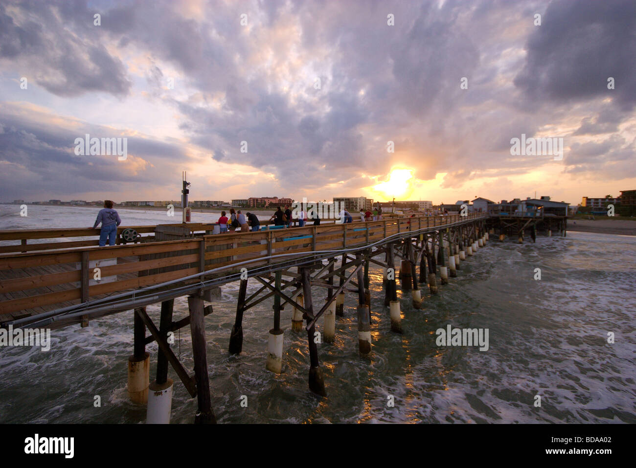 Tramonto sul famoso molo di Cocoa Beach, Florida Foto Stock