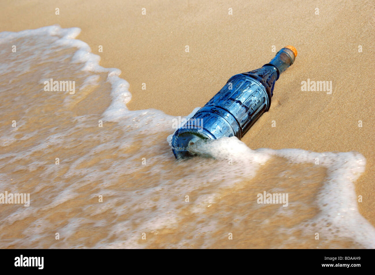 Vintage bottiglia con un messaggio sulla riva e onde Foto Stock