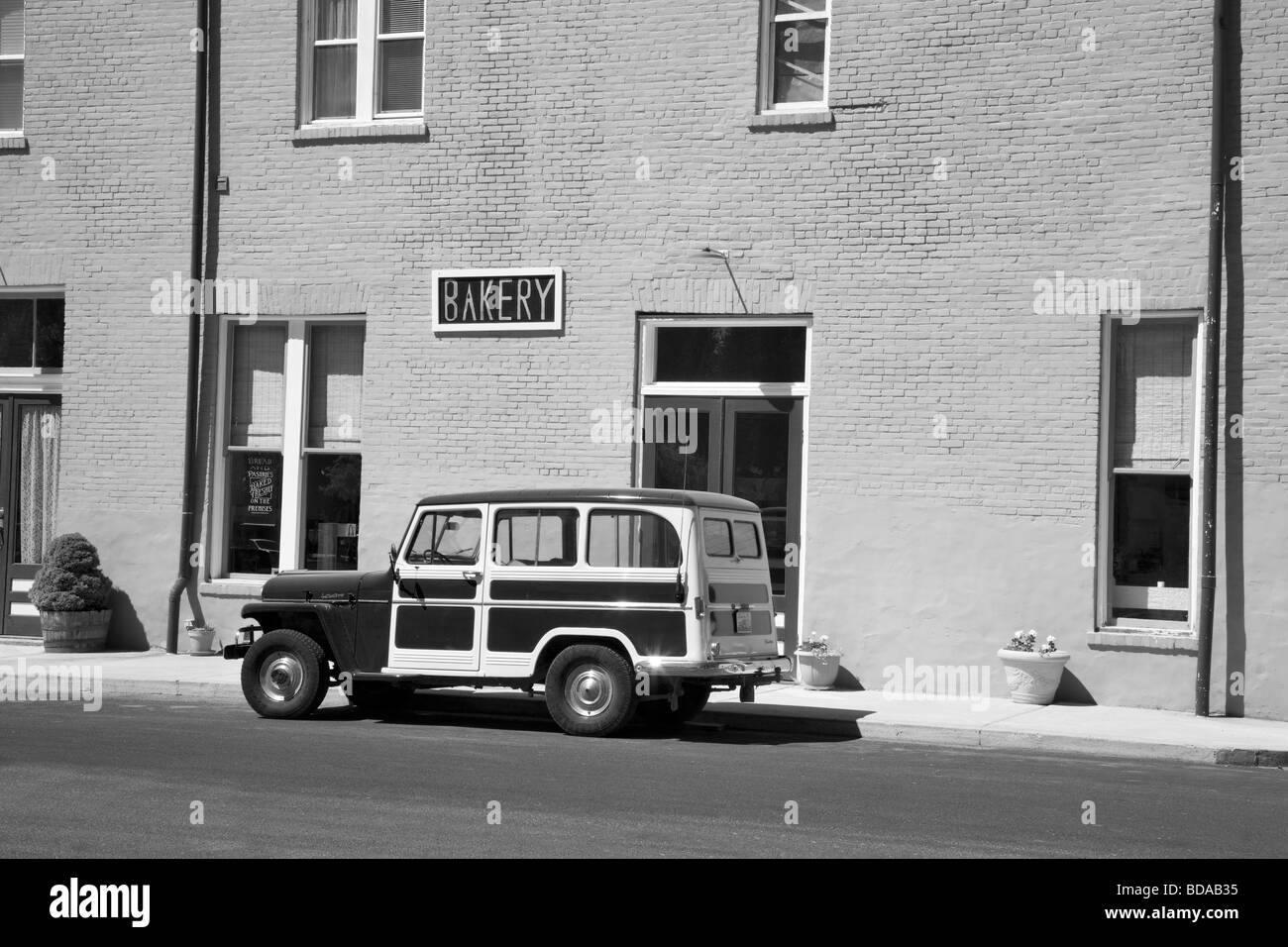 Antico di Willy parcheggiato di fronte all edificio rosso, Palouse Washington Foto Stock