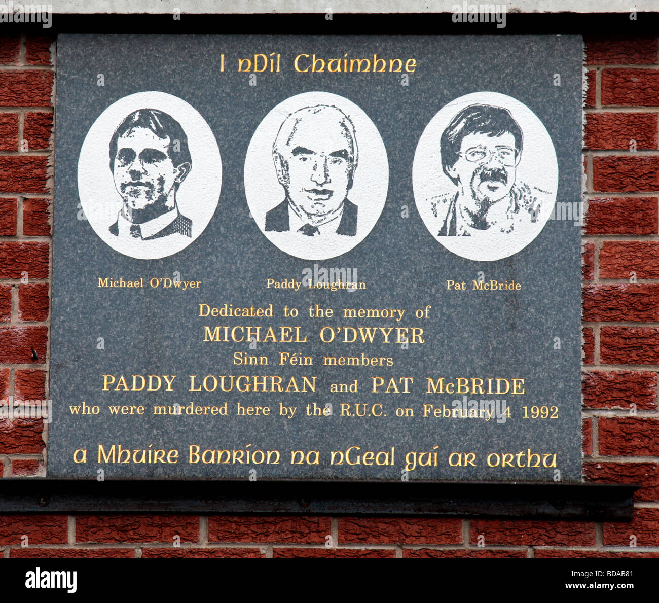 Lapide che ricorda Michael O'Dwyer, Paddy Loughran e Pat McBride, tre Sinn Fein membri ucciso da un poliziotto RUC nel 1992 Foto Stock