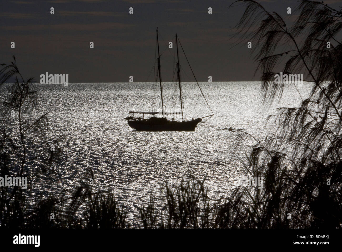 Yacht ormeggiato al chiaro di luna la tranquillità della baia di vela Foto Stock