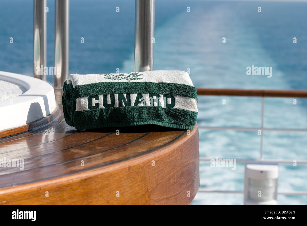 Cunard asciugamano sulla Queen Mary 2 Foto Stock