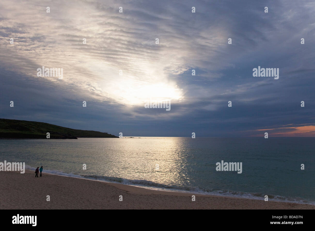 Cielo sgombro Altocumulus nuvole sopra l'Oceano Atlantico su Porthmeor Beach Estate twilight St Ives Penwith West Cornwall Inghilterra REGNO UNITO Foto Stock