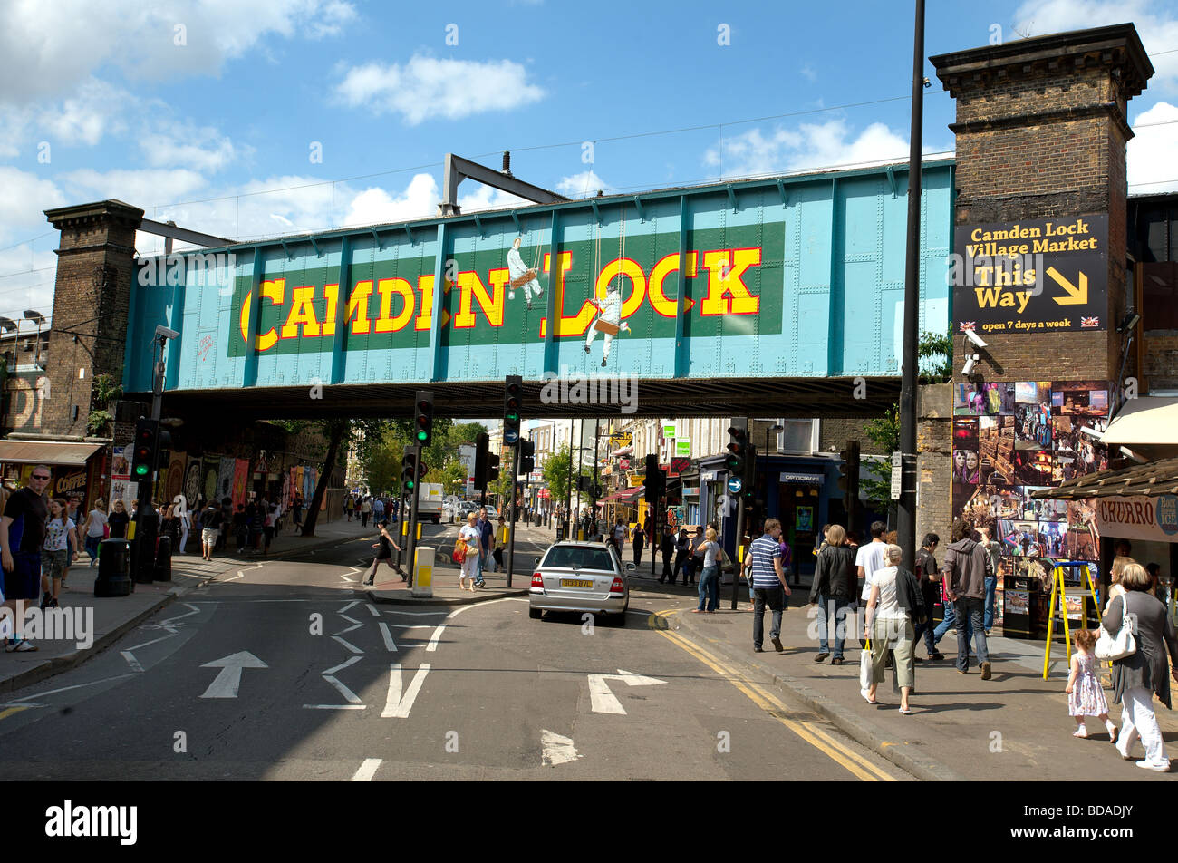 Camden Lock ponte ferroviario di Camden Town, Londra. Foto Stock