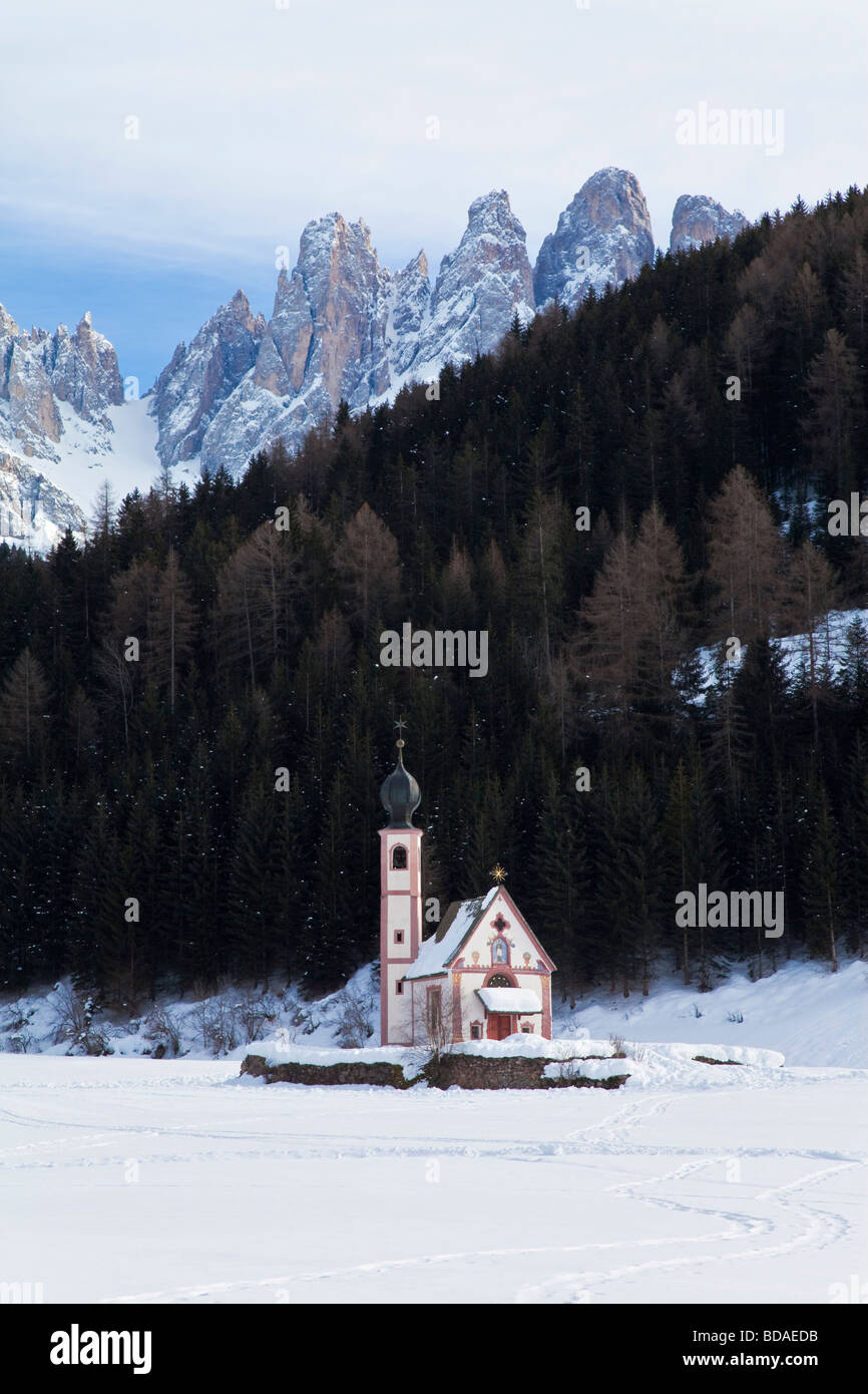 Paesaggio invernale di St Johann chiesa in Ranui in Villnoss Geisler Spitzen Val di Funes Dolomiti Trentino Alto Adige Foto Stock