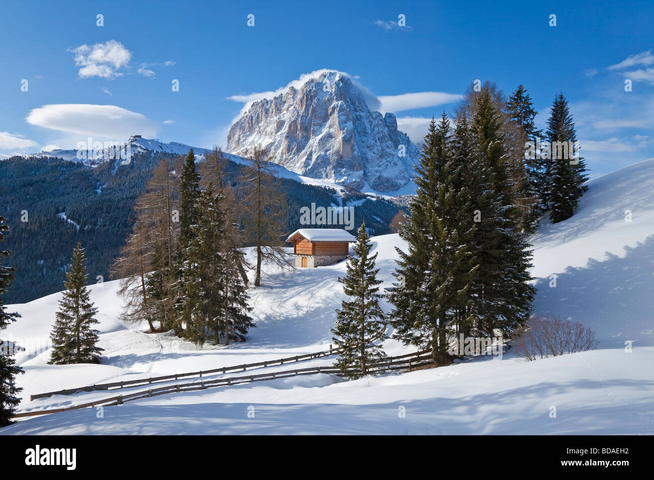 Neve invernale coperto baita di montagna nella parte anteriore del Sassolungo Val Gardena Dolomiti Alto Adige Trentino Alto Adige Italia Foto Stock