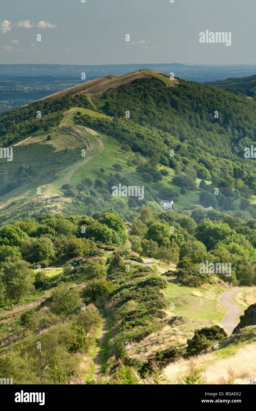 Vista guardando verso sud lungo il Malvern Hills verso Herefordshire radiofaro dalla collina di estate WORCESTERSHIRE REGNO UNITO Foto Stock