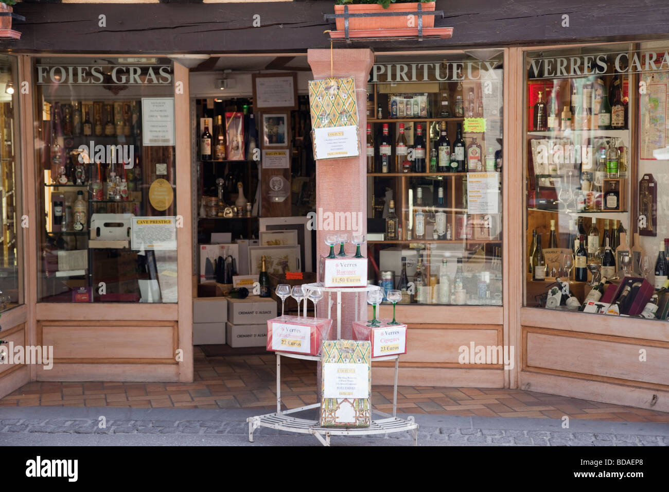 Ribeauville Alsace Haut Rhin Francia Europa negozio di vendita cibi locali i vini e le bevande spiritose in città sul vino Alsaziano rotta Foto Stock