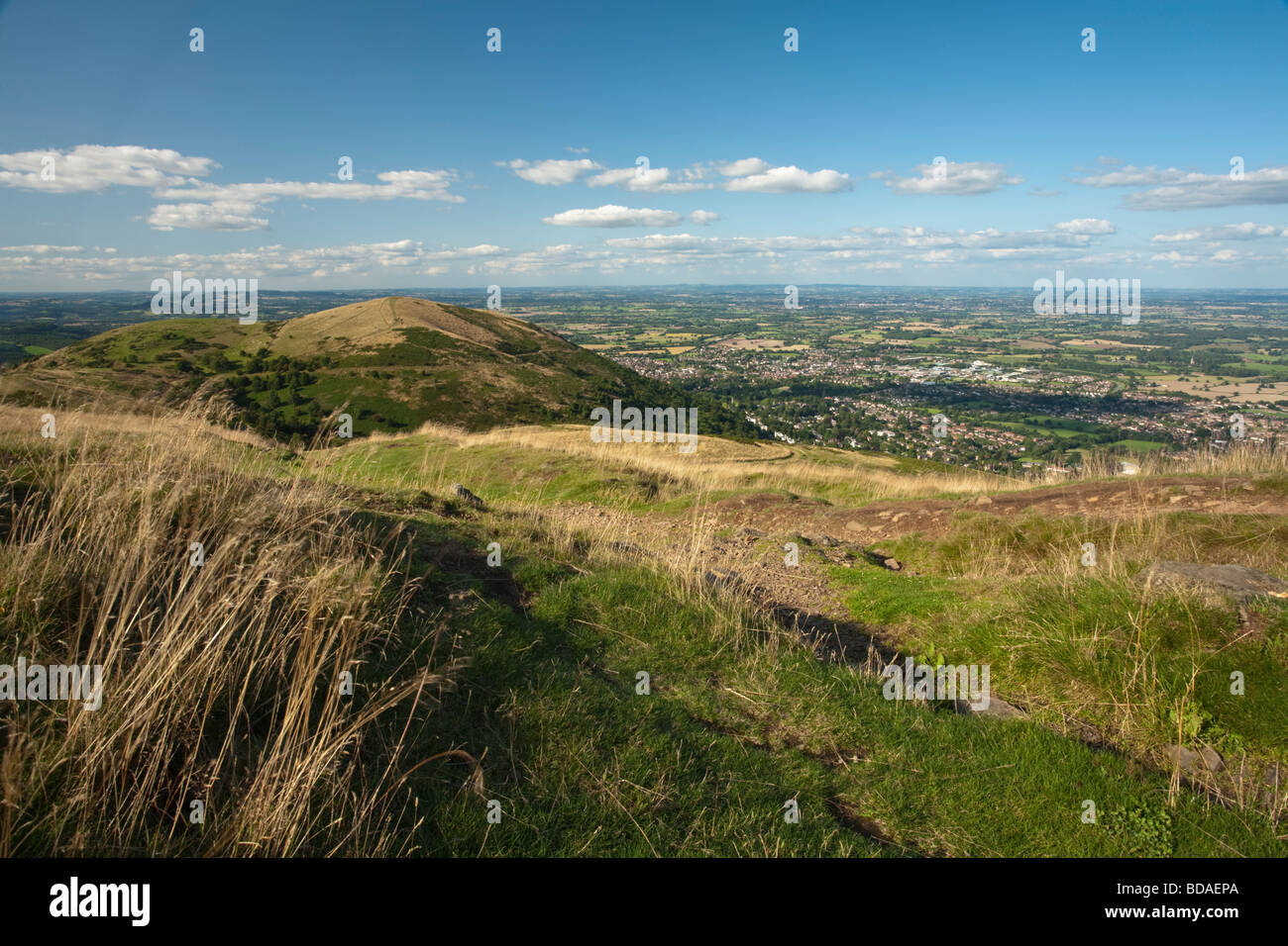 Vista verso la collina nord e la tabella Hill dal vertice del Worcestershire Beacon in The Malvern Hills WORCESTERSHIRE REGNO UNITO Foto Stock