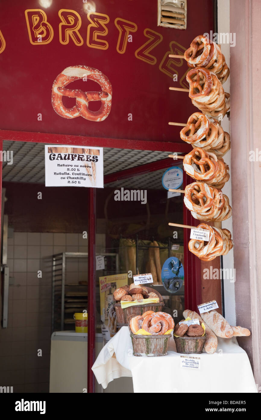 Ribeauville Alsace Haut Rhin Francia Europa negozio di vendita cibi locali con pane pretzel dolci e pasticcini sul display Foto Stock