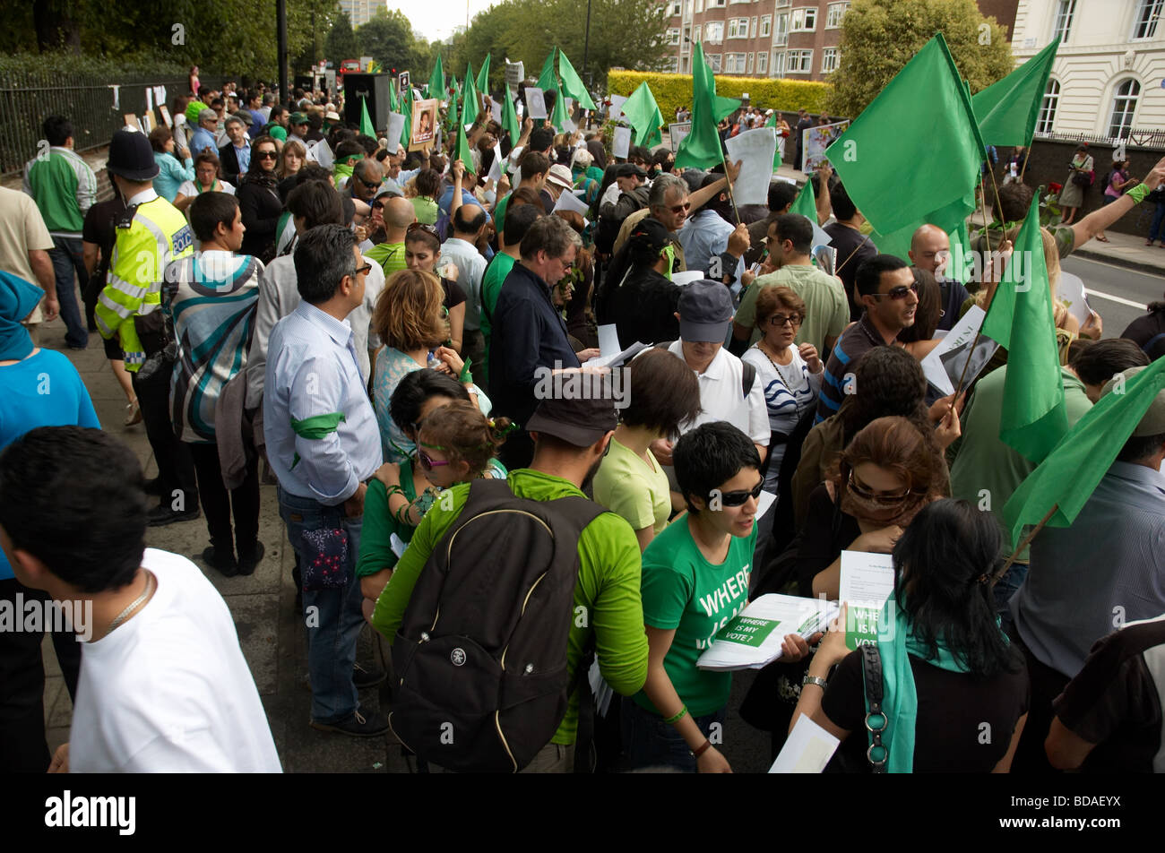 Persone che hanno manifestato al di fuori dell'ambasciata iraniana a Londra il Regno per l'Iran giornata di azione globale nel XXV del luglio 2009 Foto Stock