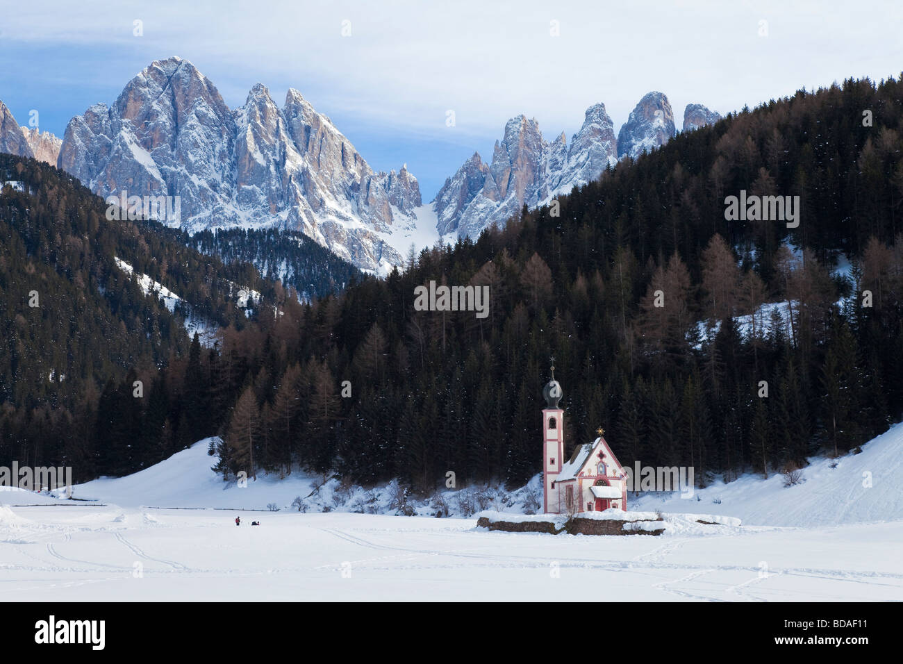 St Johann chiesa in Ranui in Villnoss Geisler Spitzen Val di Funes Dolomiti Trentino Alto Adige Sud Tirolo Tirolo Foto Stock
