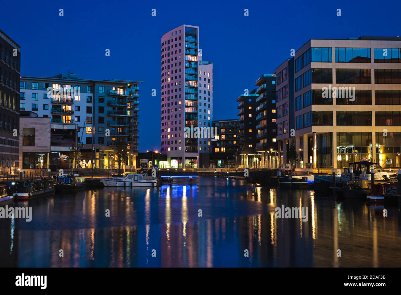 Clarence Dock Leeds City Centre di notte, West Yorkshire England Regno Unito Foto Stock