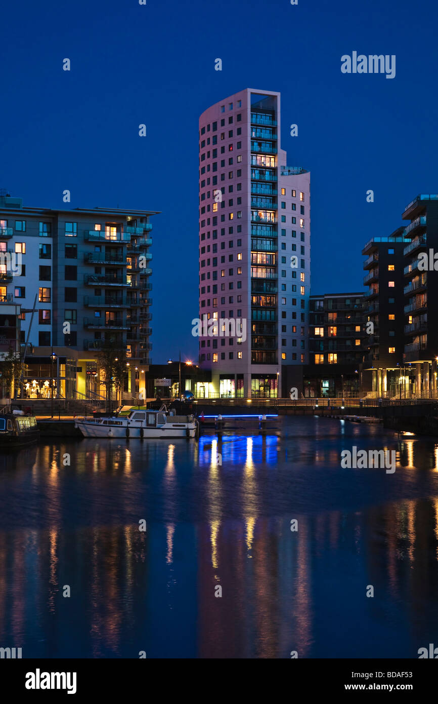 Clarence Dock Leeds City Centre di notte, West Yorkshire England Regno Unito Foto Stock