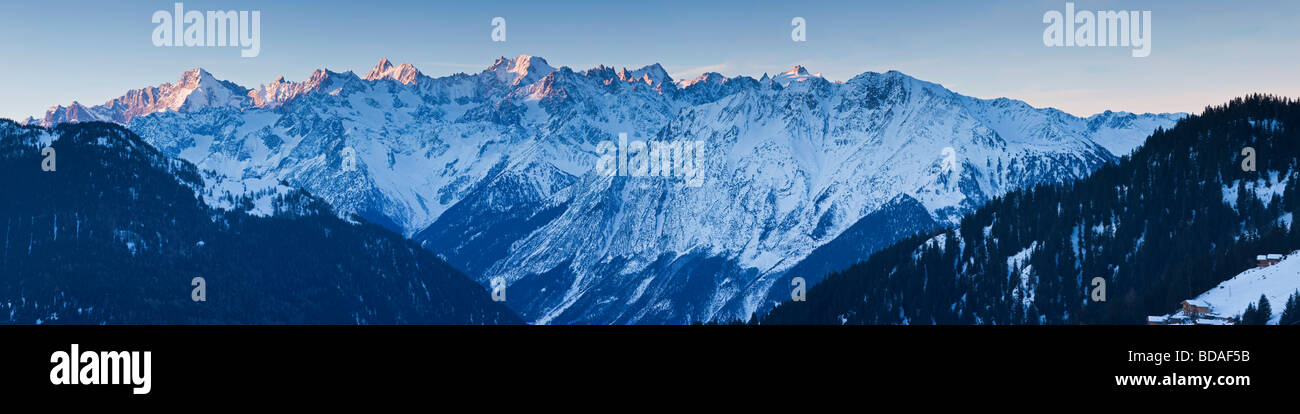 Verbier Aiguille d Argentiere massiccio in background quattro valli regione Alpi Bernesi Vallese Svizzera Foto Stock