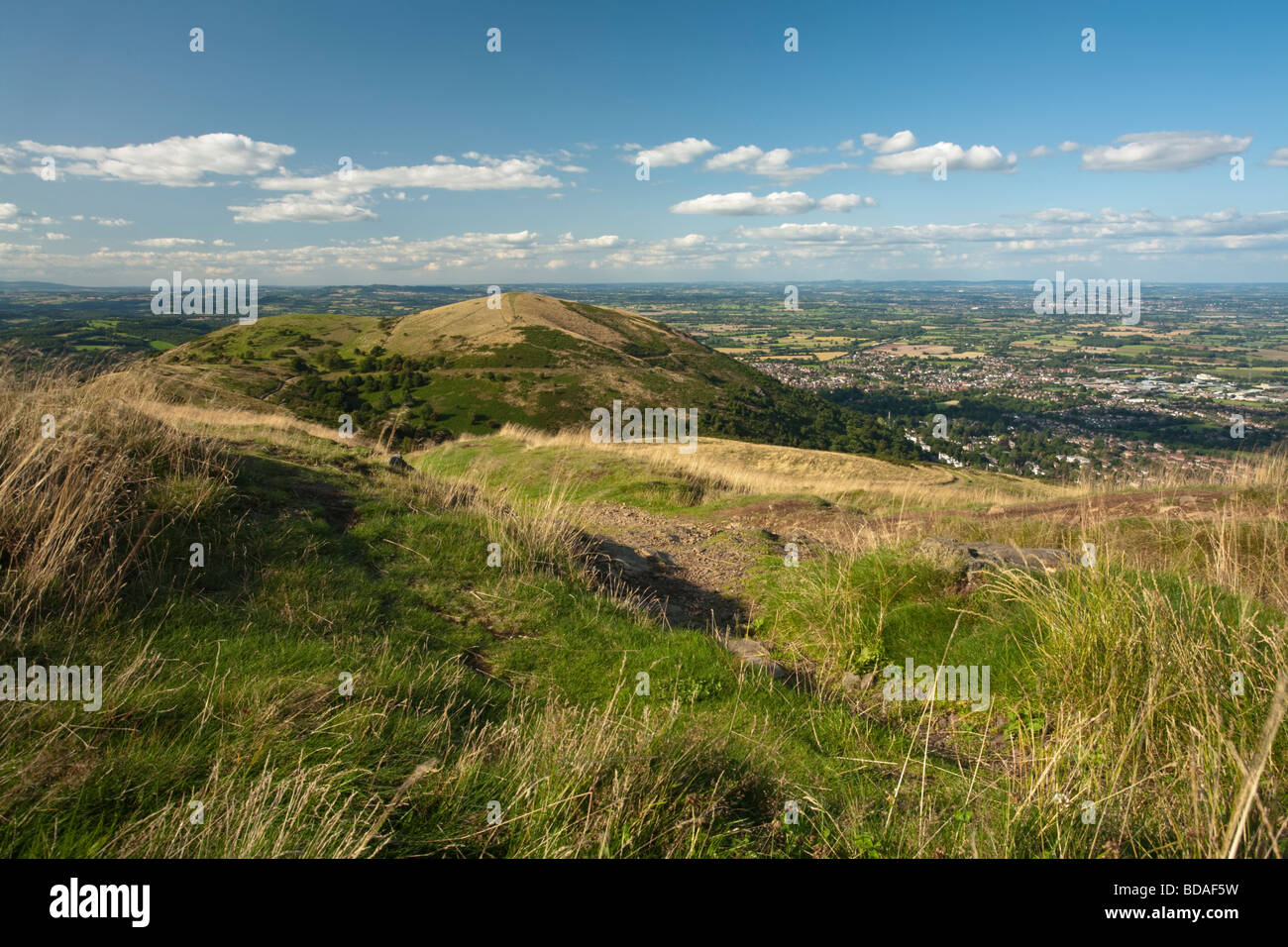 Vista verso la collina nord e la tabella Hill dal vertice del Worcestershire Beacon in The Malvern Hills WORCESTERSHIRE REGNO UNITO Foto Stock