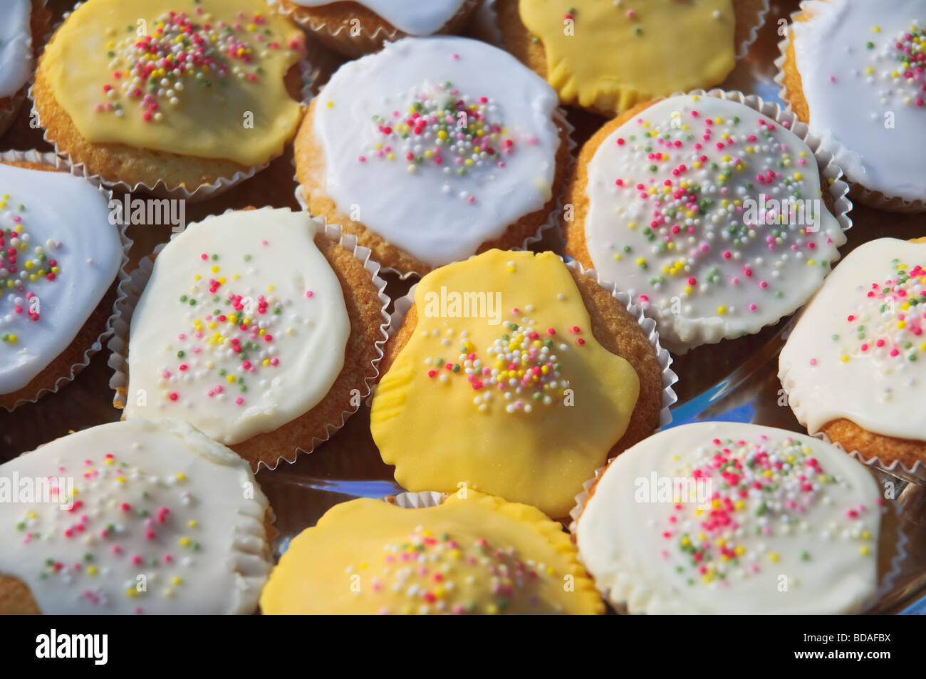 Una variopinta selezione di torte homebaked. Foto Stock