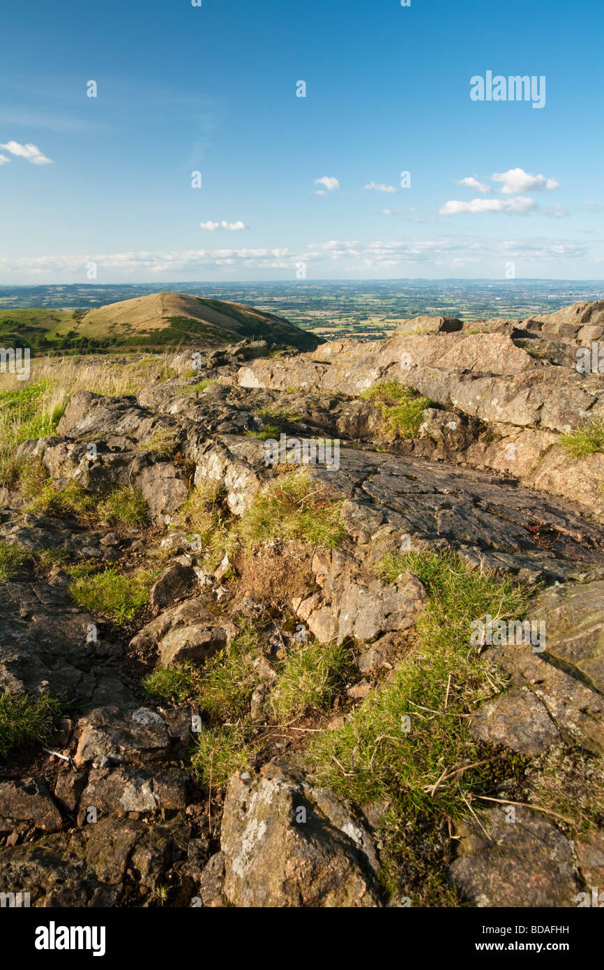 Vista verso la collina nord e la tabella Hill dal vertice del Worcestershire Beacon in The Malvern Hills WORCESTERSHIRE REGNO UNITO Foto Stock