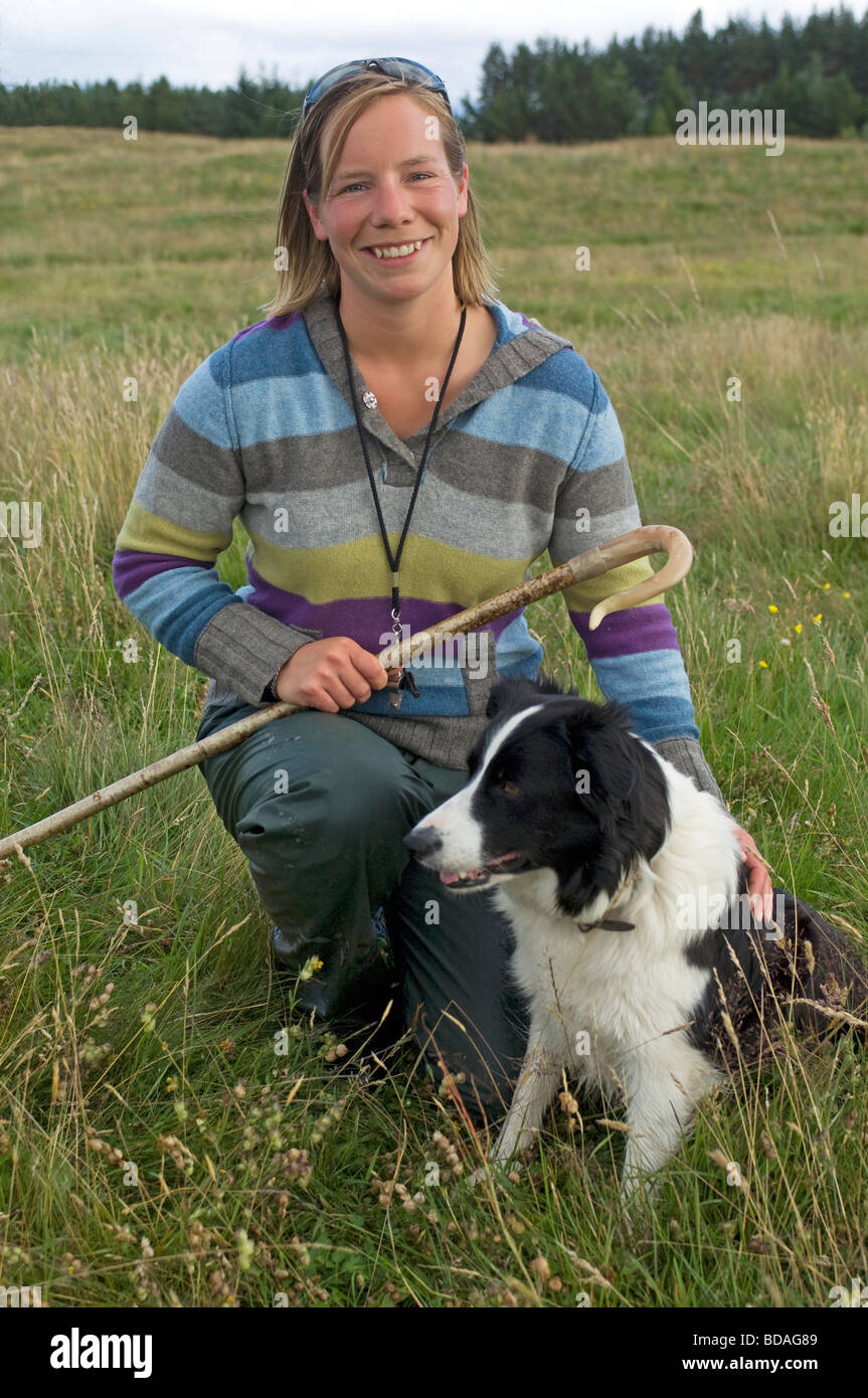 Highland concorrente con la sua lavorazione Border Collie cane a Scottish sheepdog prove Foto Stock