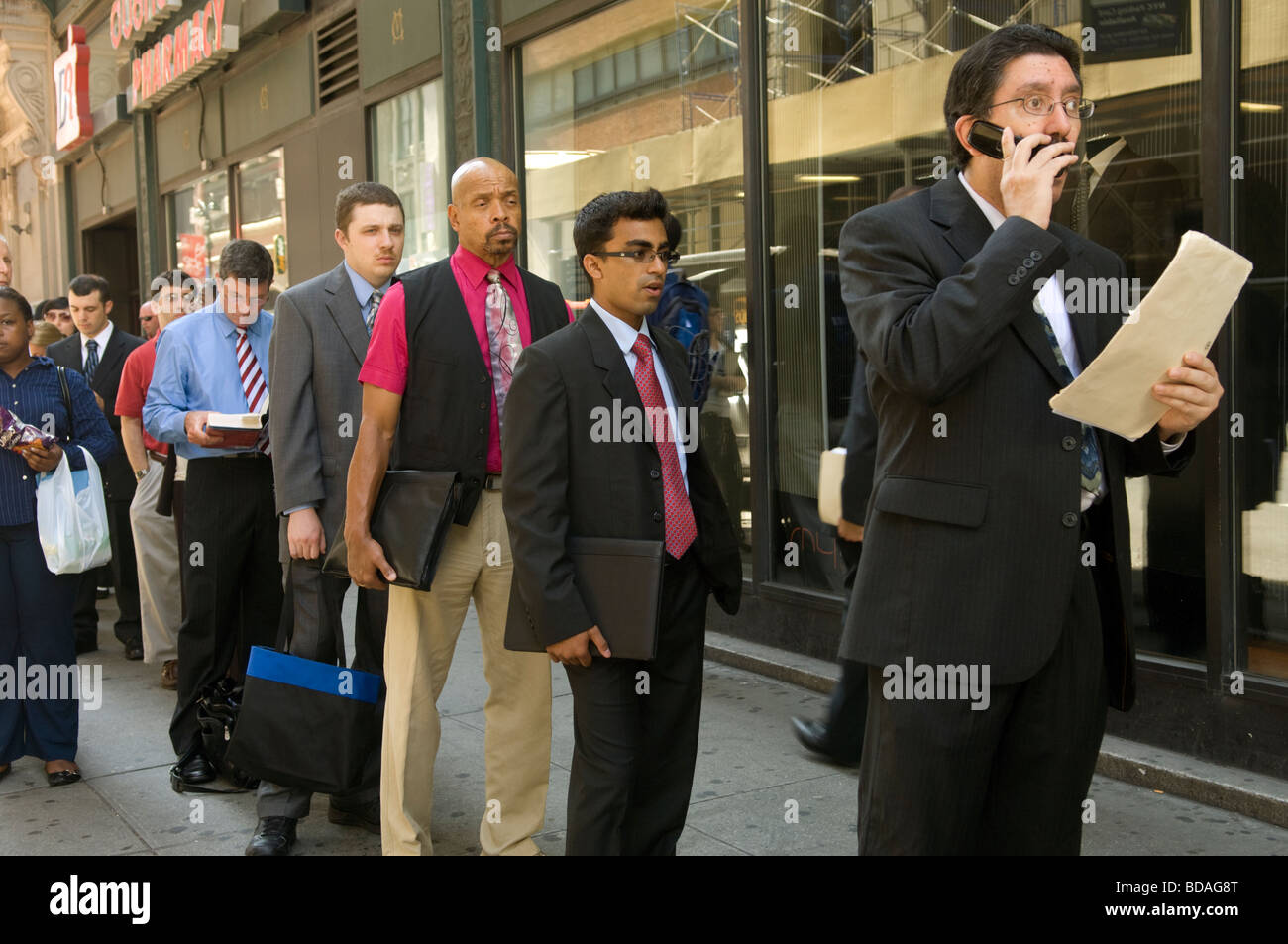 Le persone in cerca di lavoro line up per un processo equo in Midtown a New York Foto Stock
