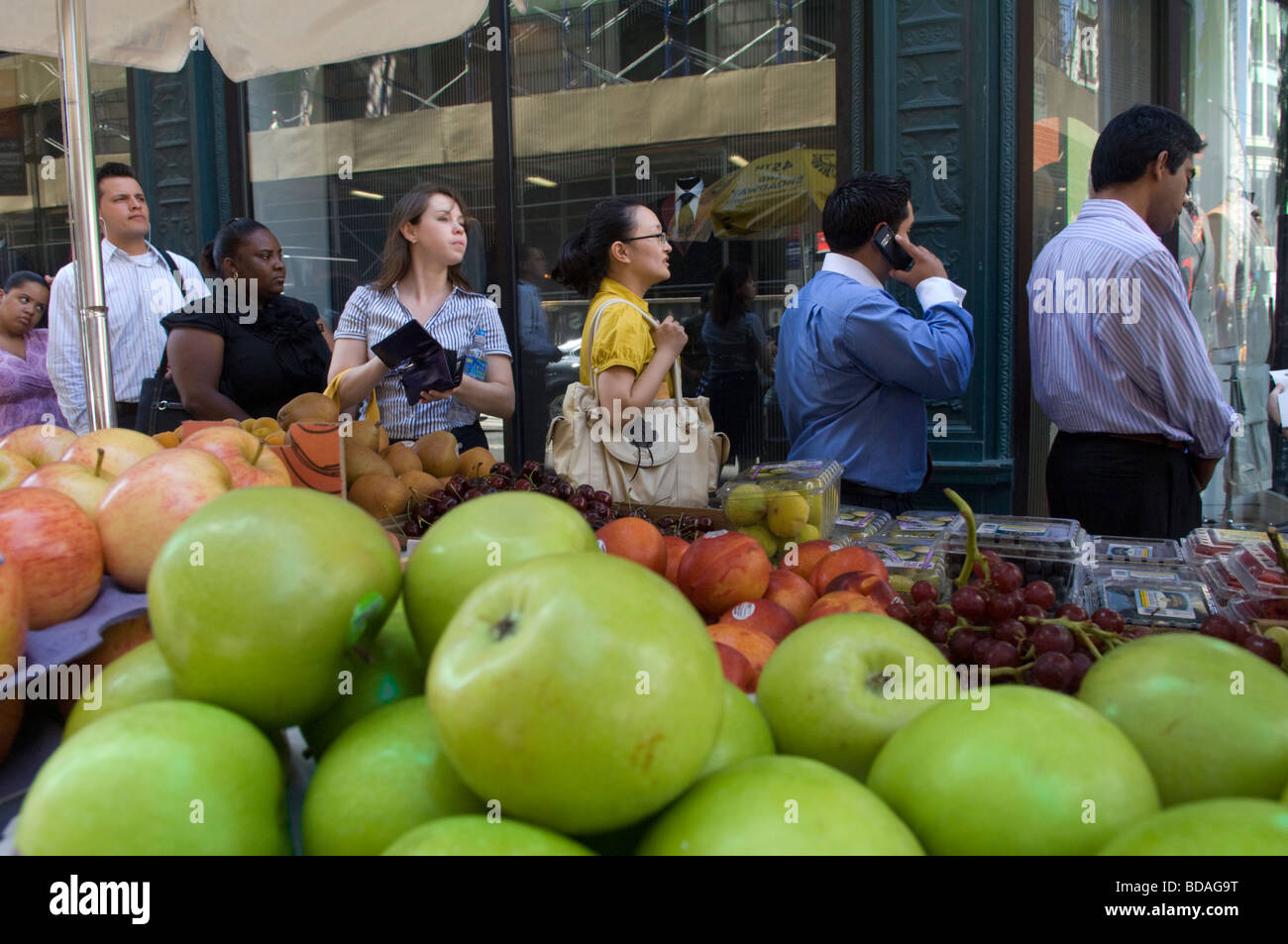 Le persone in cerca di lavoro line up per un processo equo in Midtown a New York Foto Stock