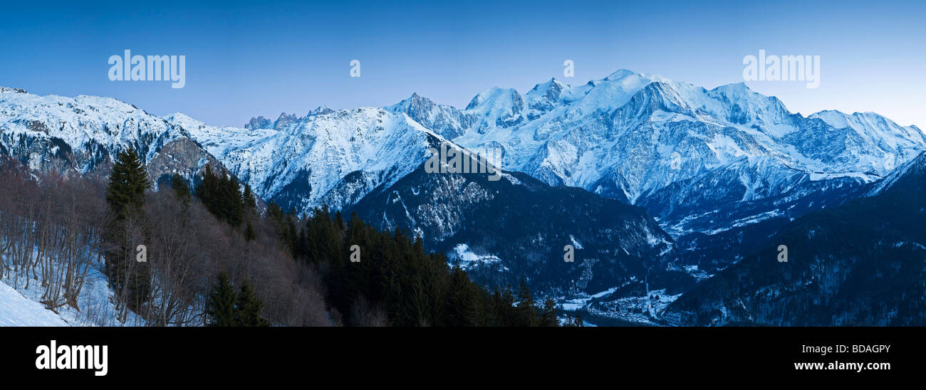 Valle di Chamonix Mont Blanc e il massiccio del Monte Bianco gamma di montagna sulle alpi francesi Haute Savoie Francia Foto Stock