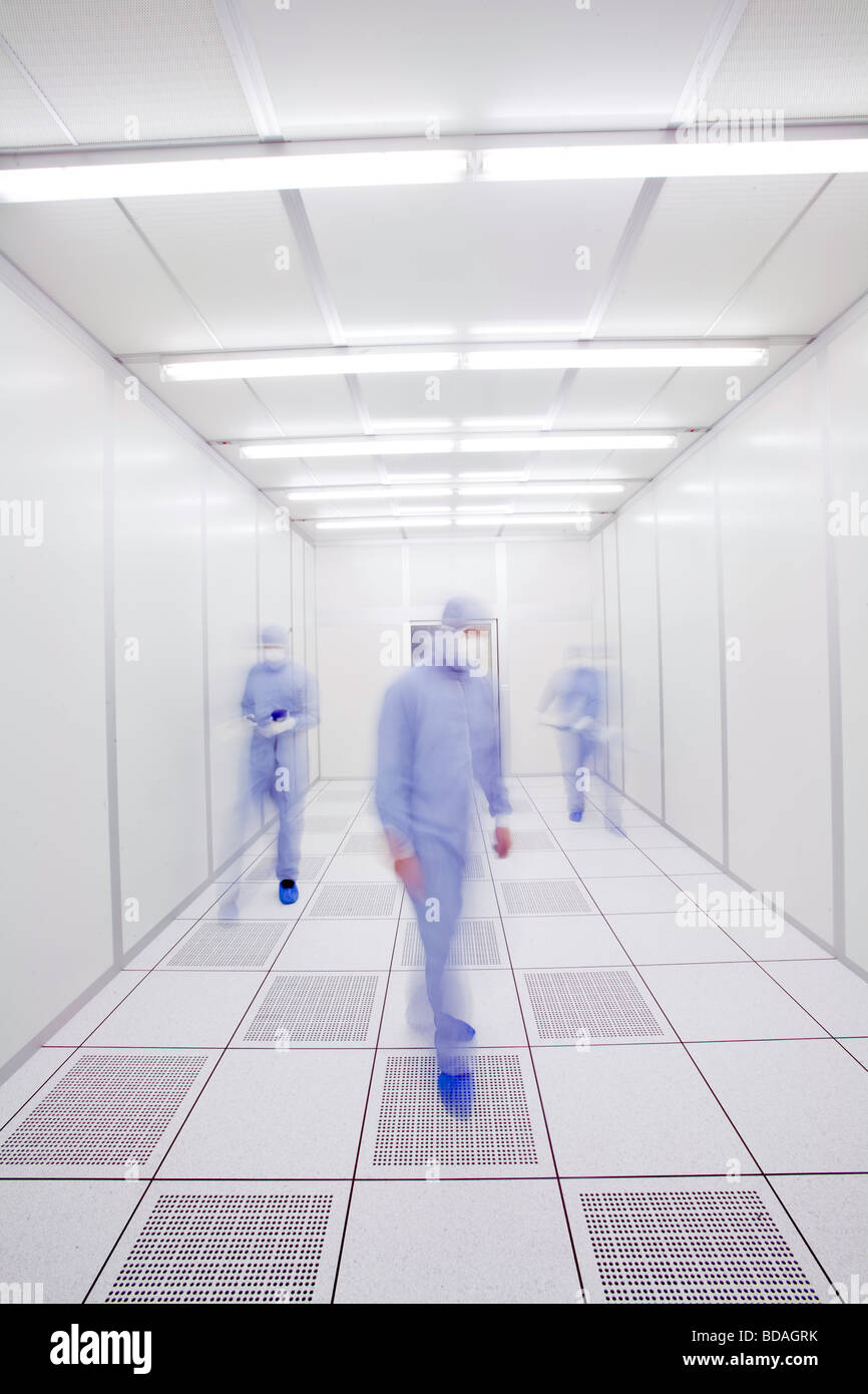 Gli scienziati in un ambiente di laboratorio Foto Stock